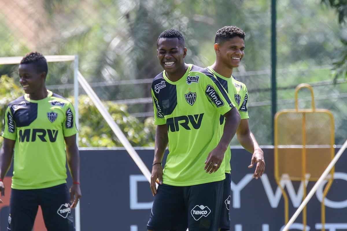 Confira imagens da chegada e da apresentao de Robinho no Atltico