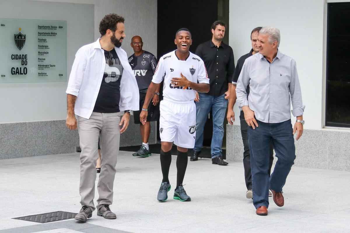 Confira imagens da chegada e da apresentao de Robinho no Atltico