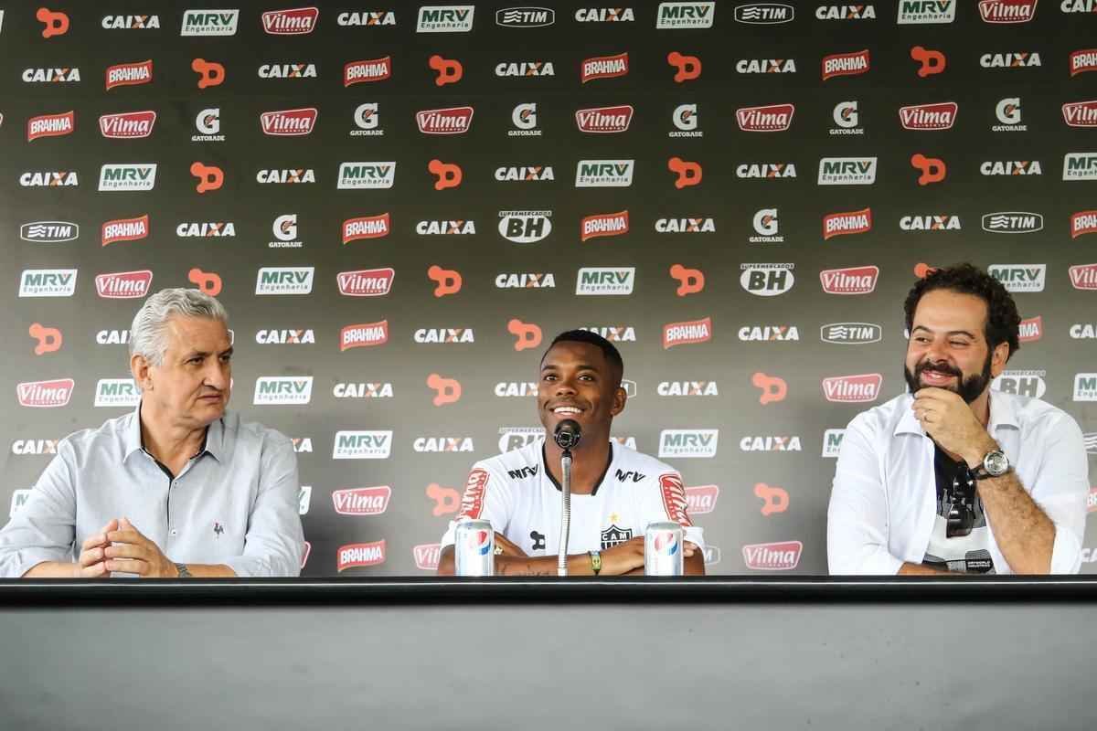 Confira imagens da chegada e da apresentao de Robinho no Atltico