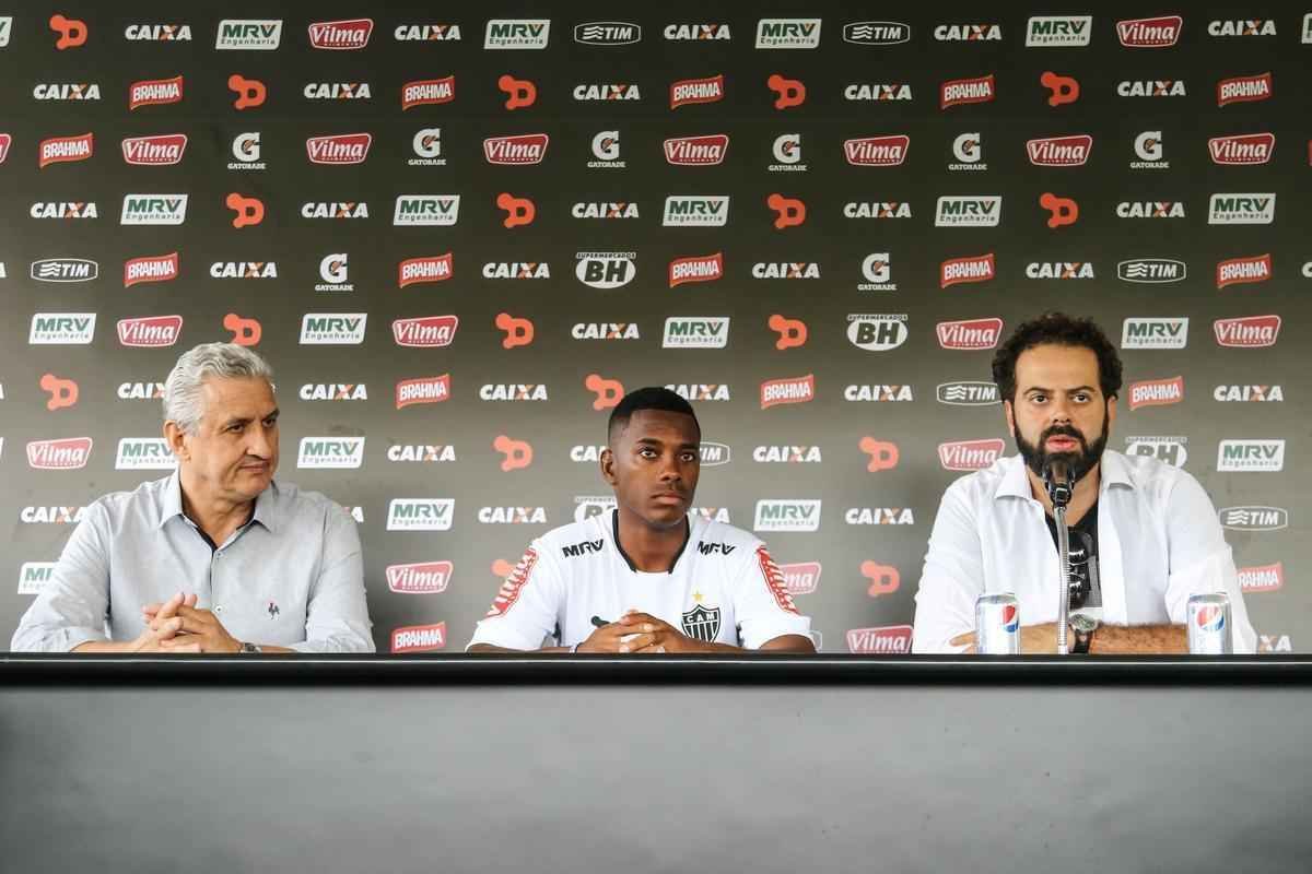 Confira imagens da chegada e da apresentao de Robinho no Atltico