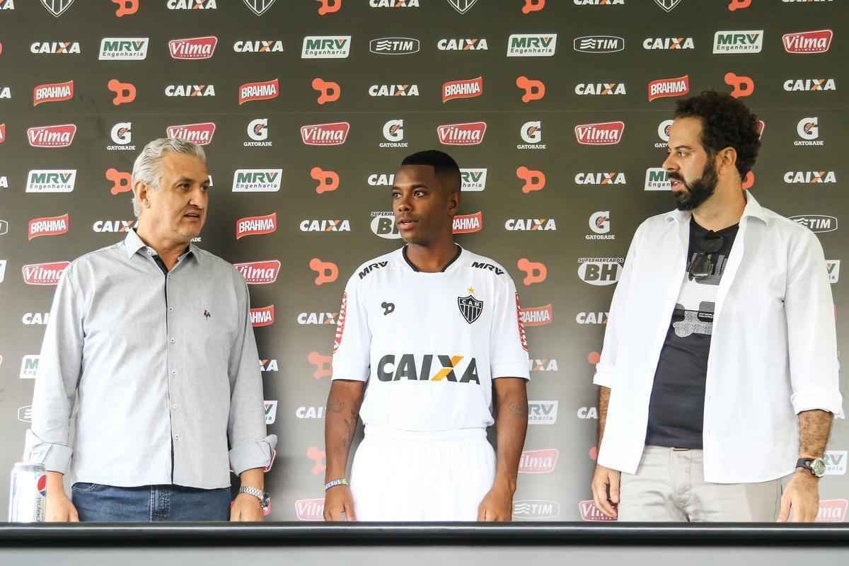 Confira imagens da chegada e da apresentao de Robinho no Atltico