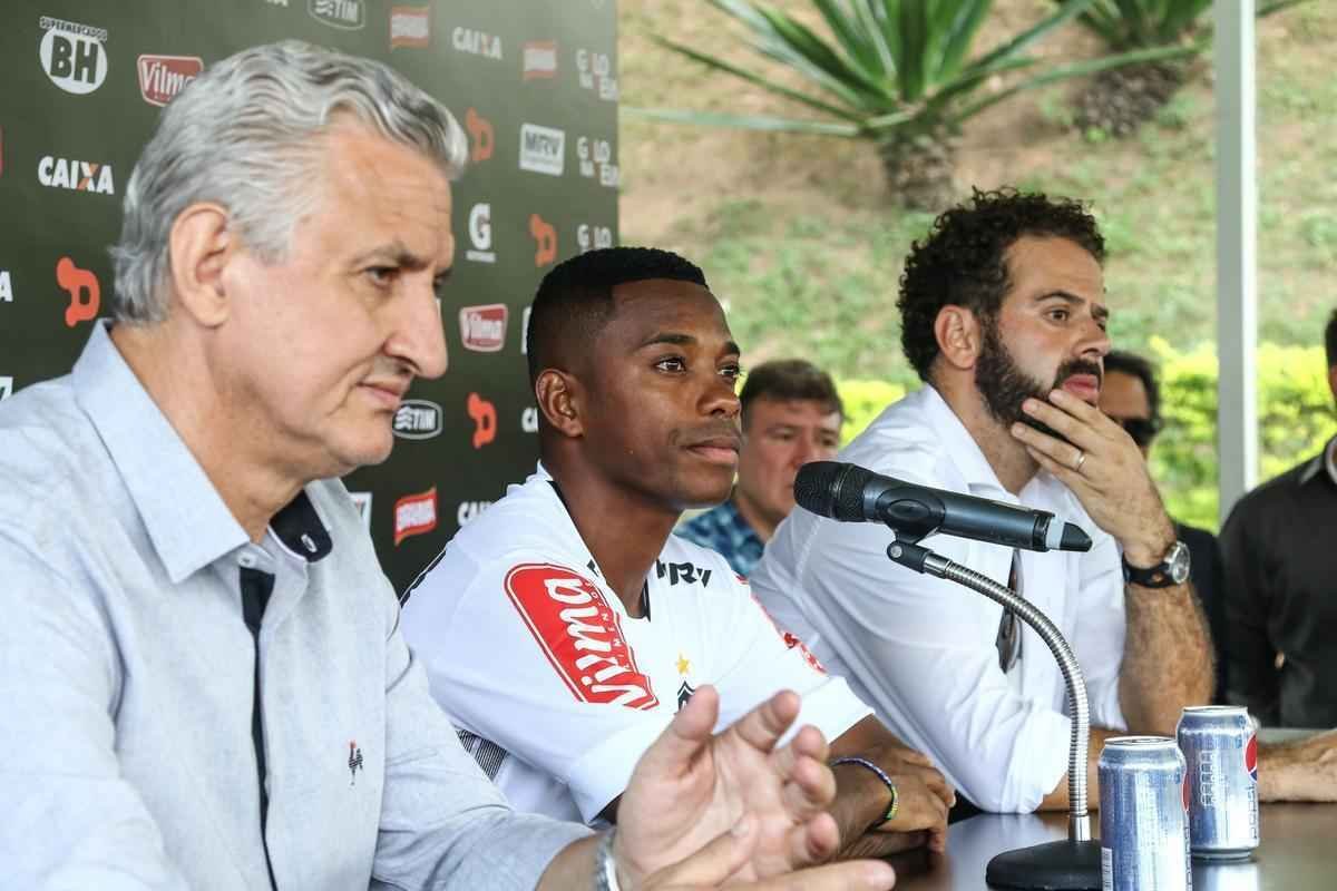 Confira imagens da chegada e da apresentao de Robinho no Atltico