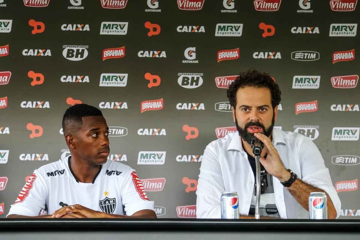 Confira imagens da chegada e da apresentao de Robinho no Atltico