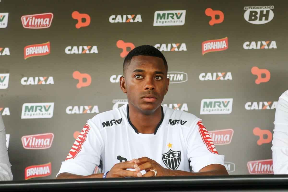 Confira imagens da chegada e da apresentao de Robinho no Atltico