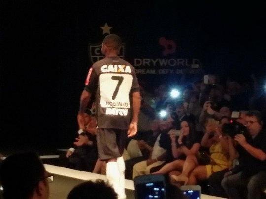 Presena de Robinho, com a camisa 7, foi o ponto alto da festa de lanamento do uniforme 