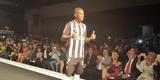 Presena de Robinho, com a camisa 7, foi o ponto alto da festa de lanamento do uniforme 