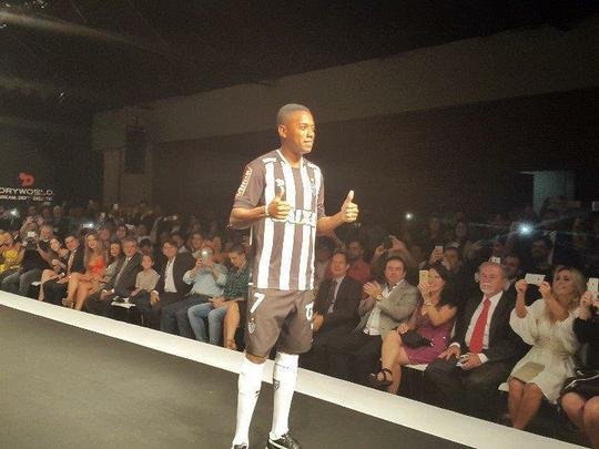 Presena de Robinho, com a camisa 7, foi o ponto alto da festa de lanamento do uniforme 