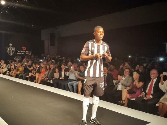 Presena de Robinho, com a camisa 7, foi o ponto alto da festa de lanamento do uniforme 