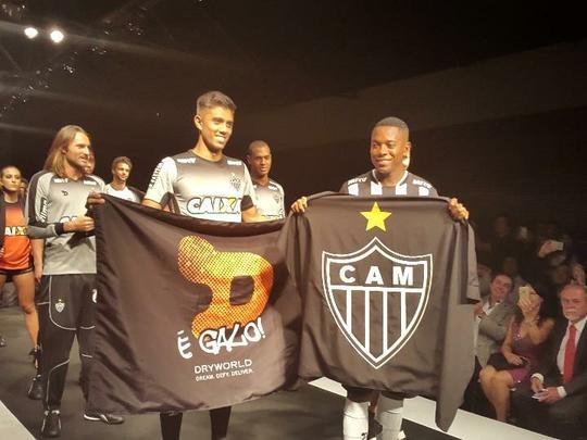 Presena de Robinho, com a camisa 7, foi o ponto alto da festa de lanamento do uniforme 