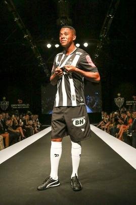 Presena de Robinho, com a camisa 7, foi o ponto alto da festa de lanamento do uniforme 