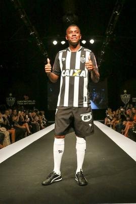 Presena de Robinho, com a camisa 7, foi o ponto alto da festa de lanamento do uniforme 