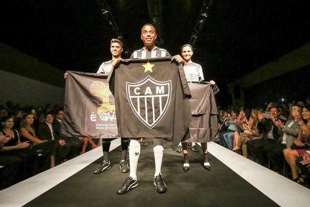 Presena de Robinho, com a camisa 7, foi o ponto alto da festa de lanamento do uniforme 