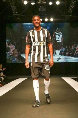 Presena de Robinho, com a camisa 7, foi o ponto alto da festa de lanamento do uniforme 