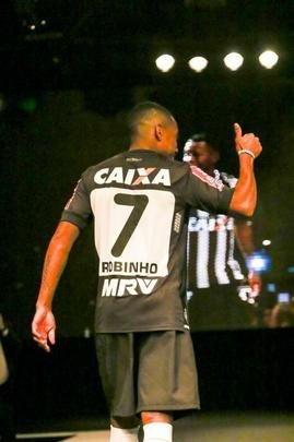 Presena de Robinho, com a camisa 7, foi o ponto alto da festa de lanamento do uniforme 