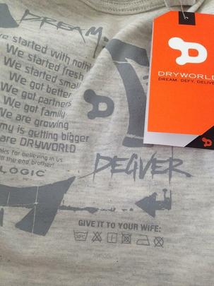 Instrues de lavagem de camisas promocionais da Dryworld estampam a polmica frase 'GIVE IT TO YOUR WIFE' (entregue para a sua mulher)