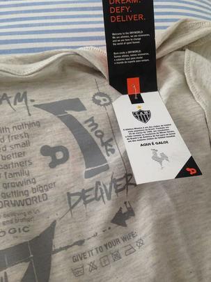 Instrues de lavagem de camisas promocionais da Dryworld estampam a polmica frase 'GIVE IT TO YOUR WIFE' (entregue para a sua mulher)