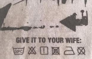 Instrues de lavagem de camisas promocionais da Dryworld estampam a polmica frase 'GIVE IT TO YOUR WIFE' (entregue para a sua mulher)