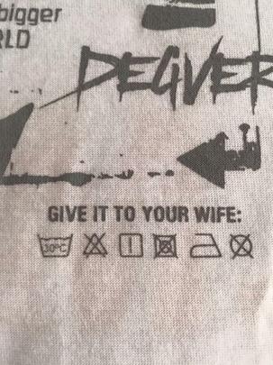 Instrues de lavagem de camisas promocionais da Dryworld estampam a polmica frase 'GIVE IT TO YOUR WIFE' (entregue para a sua mulher)