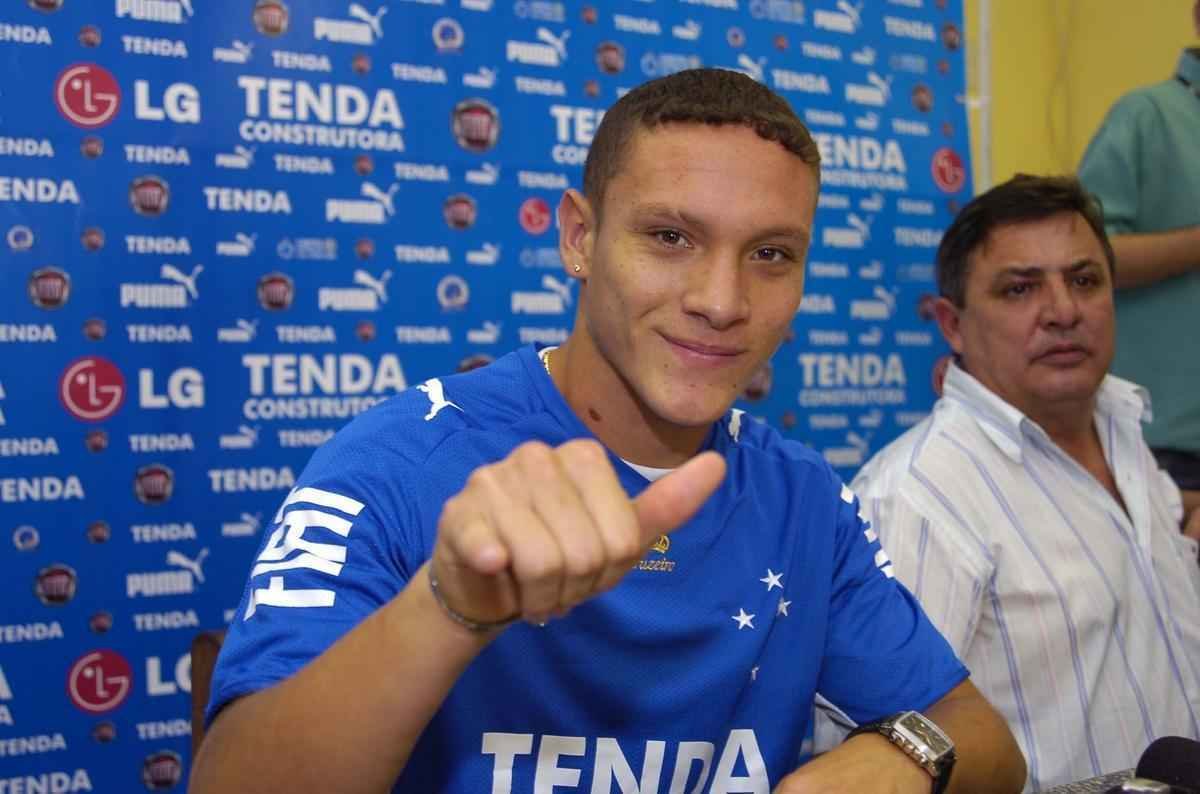 Javier Reina foi comprado pelo Cruzeiro em 2008, mas pouco jogou. Atualmente, ele defende o Colo Colo