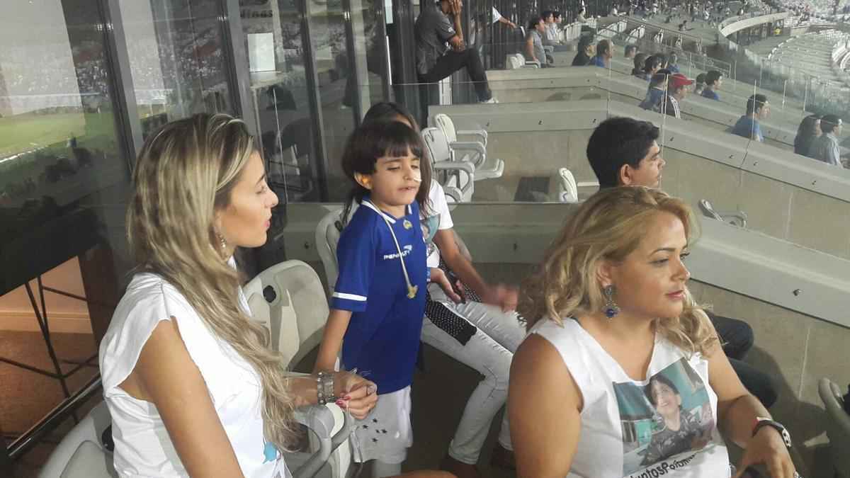 Matheus Teodoro Oliveira, de seis anos, foi convidado para assistir ao jogo entre Cruzeiro e Fluminense, pela Primeira Liga, em um dos camarotes do Mineiro. O garotinho sofre de displasia neuronal intestinal e a possvel cura passa por um transplante de intestino nos Estados Unidos. A campanha de arrecadao de recursos mobilizou milhares de pessoas desde outubro de 2015, quando ele foi ao Mineiro pela primeira vez, justamente na partida contra o Fluminense, pelo Campeonato Brasileiro. A famlia at conseguiu uma liminar na Justia exigindo que a Unio arque com todos os custos do tratamento em Miami, mas o governo recorreu.