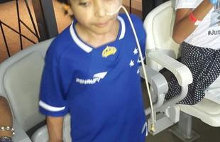 Matheus Teodoro Oliveira, de seis anos, foi convidado para assistir ao jogo entre Cruzeiro e Fluminense, pela Primeira Liga, em um dos camarotes do Mineiro. O garotinho sofre de displasia neuronal intestinal e a possvel cura passa por um transplante de intestino nos Estados Unidos. A campanha de arrecadao de recursos mobilizou milhares de pessoas desde outubro de 2015, quando ele foi ao Mineiro pela primeira vez, justamente na partida contra o Fluminense, pelo Campeonato Brasileiro. A famlia at conseguiu uma liminar na Justia exigindo que a Unio arque com todos os custos do tratamento em Miami, mas o governo recorreu.