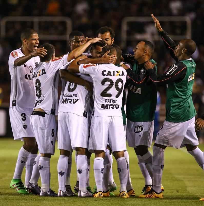 Atltico saiu em desvantagem, mas Rafael Carioca empatou com golao de fora da rea