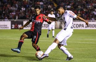 Douglas Santos durante partida contra o Melgar pela Copa Libertadores