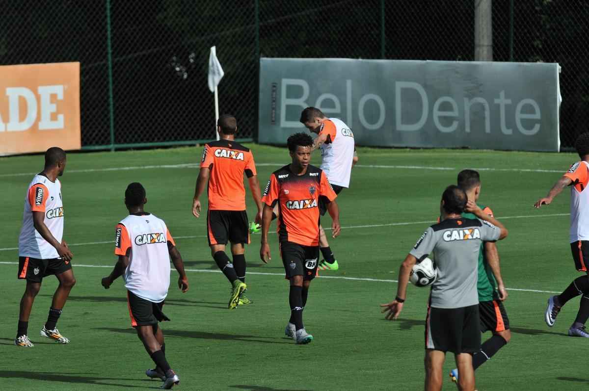 reforado com Jnior Urso e Robinho, Atltico faz treinamento na Cidade do Galo