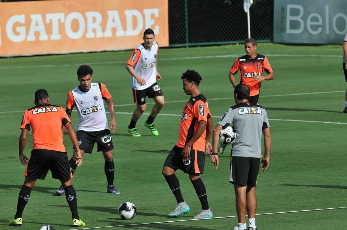 reforado com Jnior Urso e Robinho, Atltico faz treinamento na Cidade do Galo