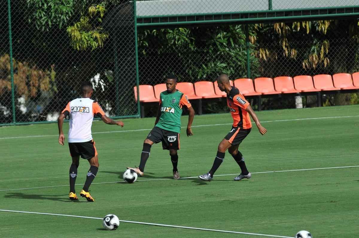 reforado com Jnior Urso e Robinho, Atltico faz treinamento na Cidade do Galo