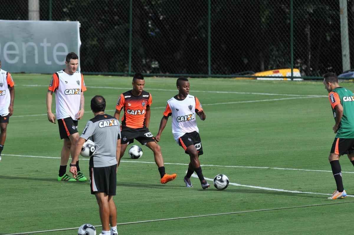 reforado com Jnior Urso e Robinho, Atltico faz treinamento na Cidade do Galo
