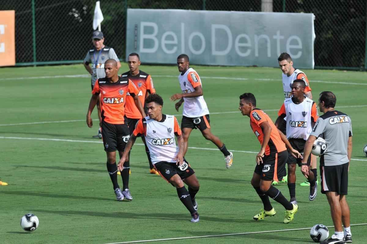 reforado com Jnior Urso e Robinho, Atltico faz treinamento na Cidade do Galo