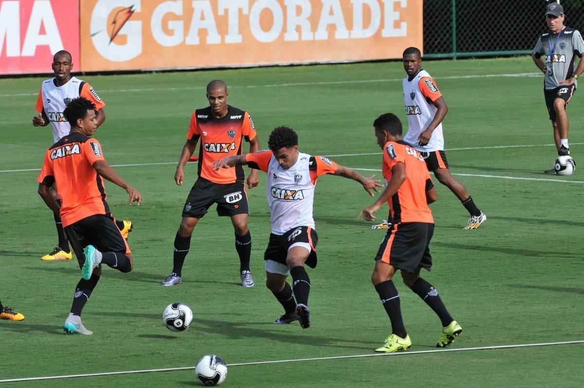 reforado com Jnior Urso e Robinho, Atltico faz treinamento na Cidade do Galo