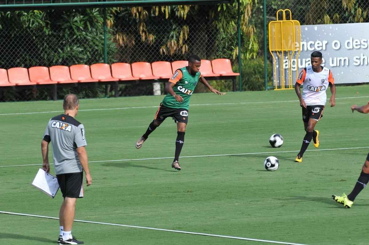 reforado com Jnior Urso e Robinho, Atltico faz treinamento na Cidade do Galo