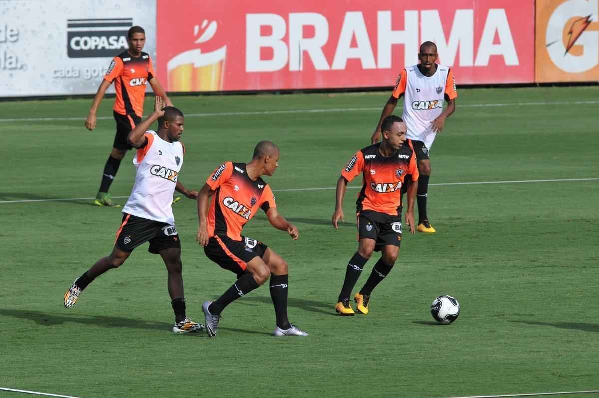 reforado com Jnior Urso e Robinho, Atltico faz treinamento na Cidade do Galo