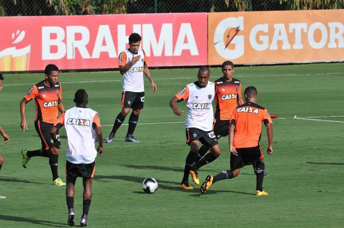 reforado com Jnior Urso e Robinho, Atltico faz treinamento na Cidade do Galo