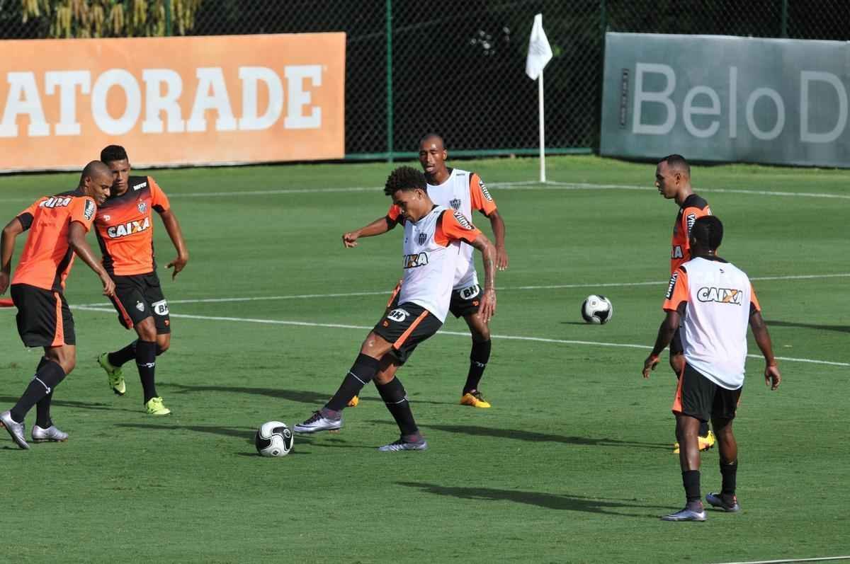 reforado com Jnior Urso e Robinho, Atltico faz treinamento na Cidade do Galo