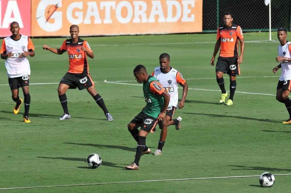 reforado com Jnior Urso e Robinho, Atltico faz treinamento na Cidade do Galo