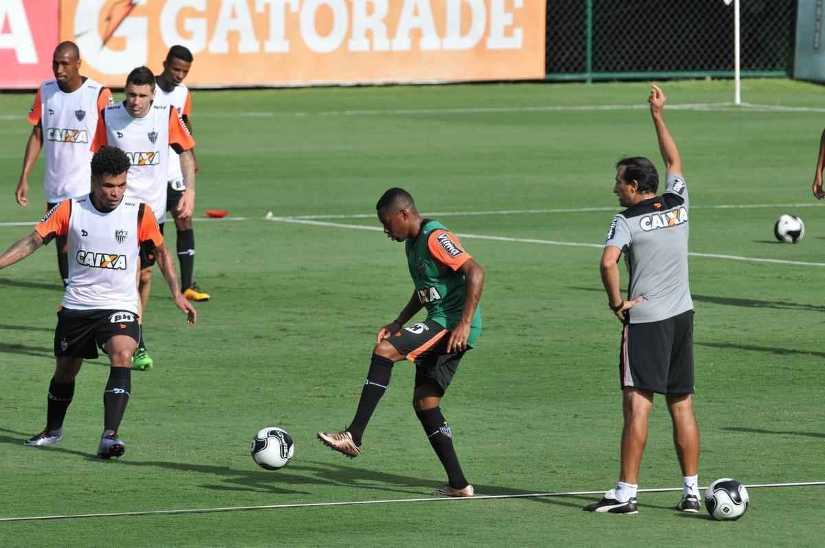 reforado com Jnior Urso e Robinho, Atltico faz treinamento na Cidade do Galo