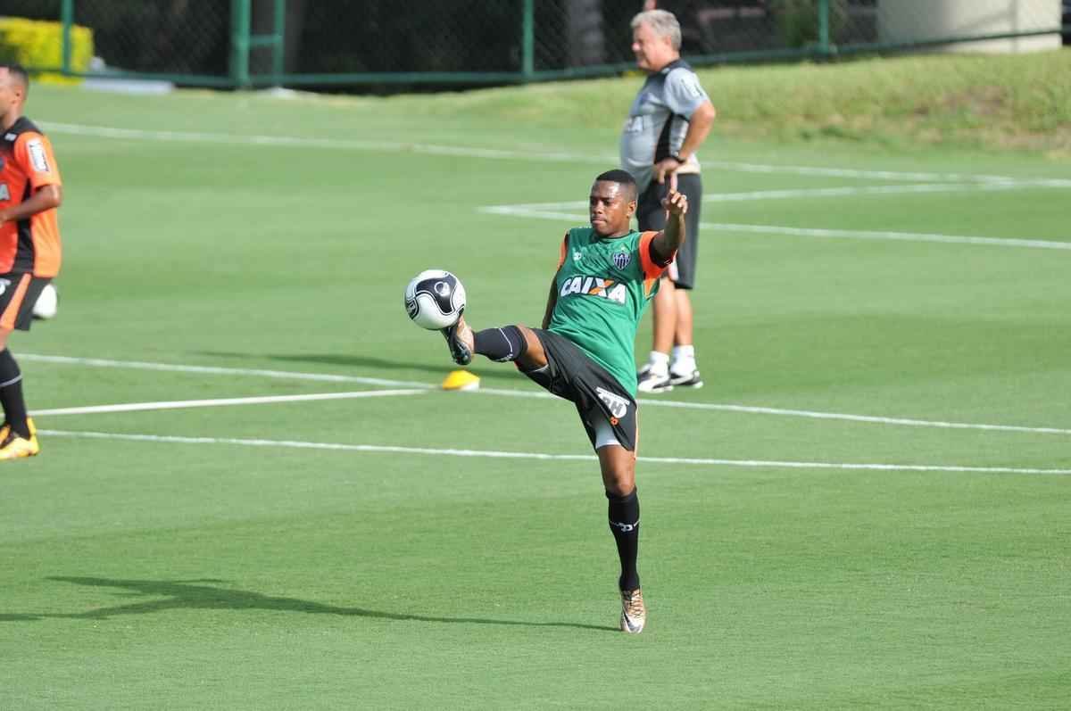 reforado com Jnior Urso e Robinho, Atltico faz treinamento na Cidade do Galo