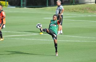 reforado com Jnior Urso e Robinho, Atltico faz treinamento na Cidade do Galo