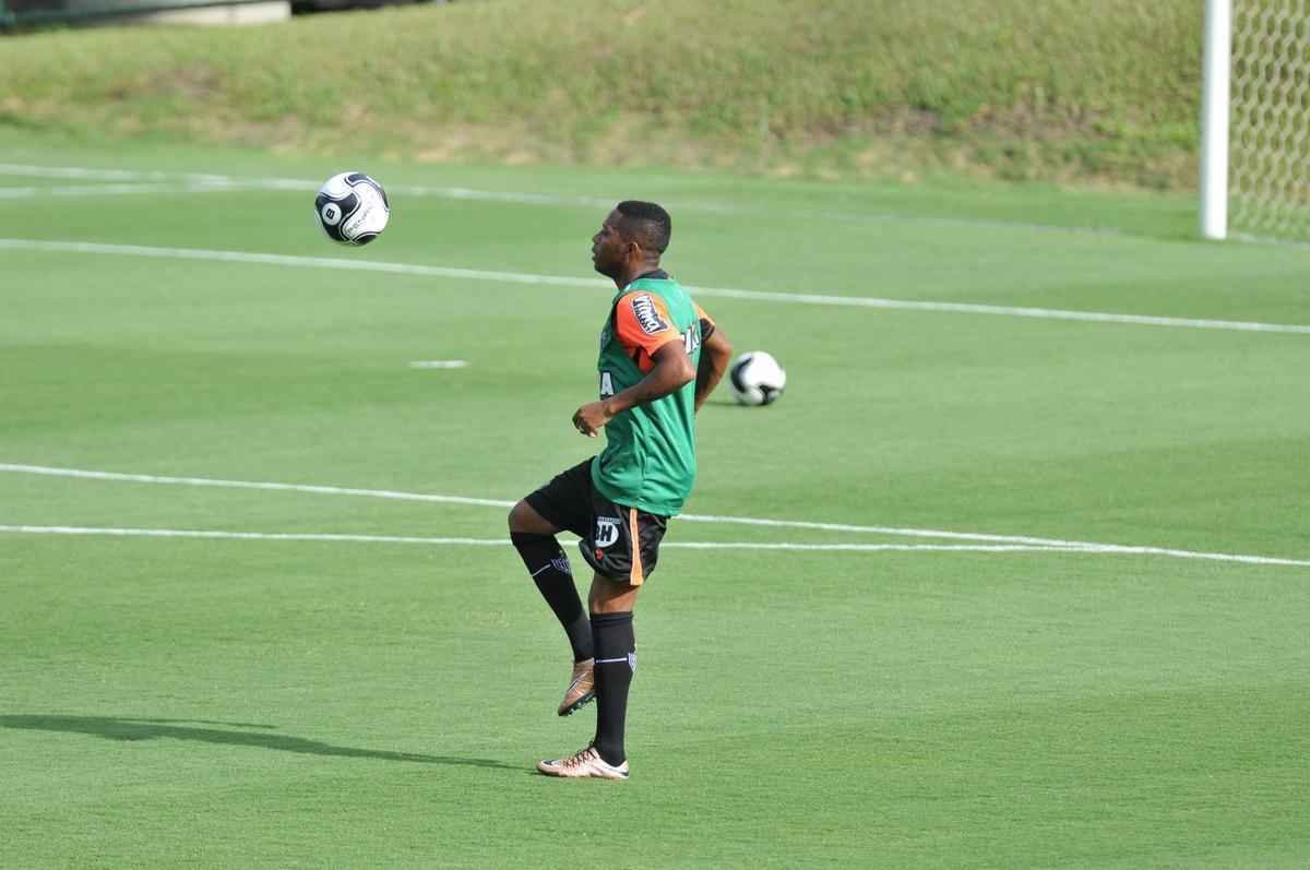 reforado com Jnior Urso e Robinho, Atltico faz treinamento na Cidade do Galo
