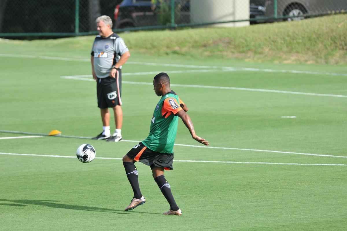 reforado com Jnior Urso e Robinho, Atltico faz treinamento na Cidade do Galo