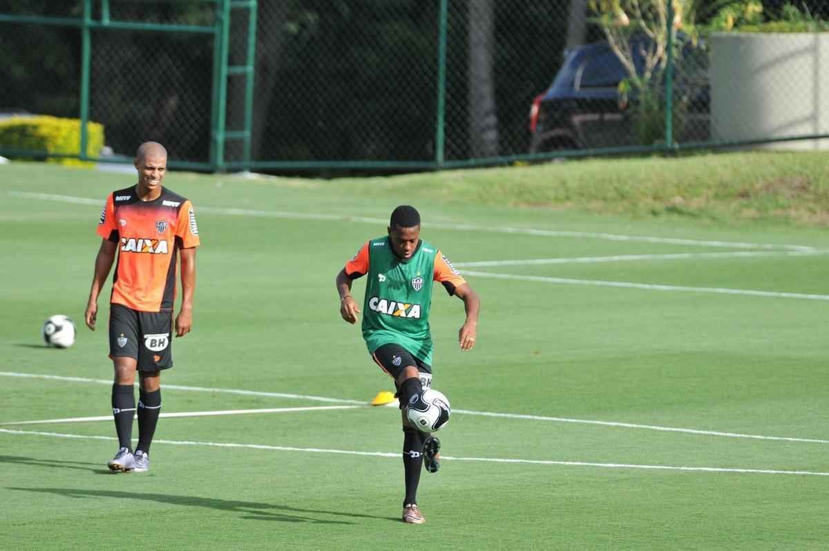 reforado com Jnior Urso e Robinho, Atltico faz treinamento na Cidade do Galo