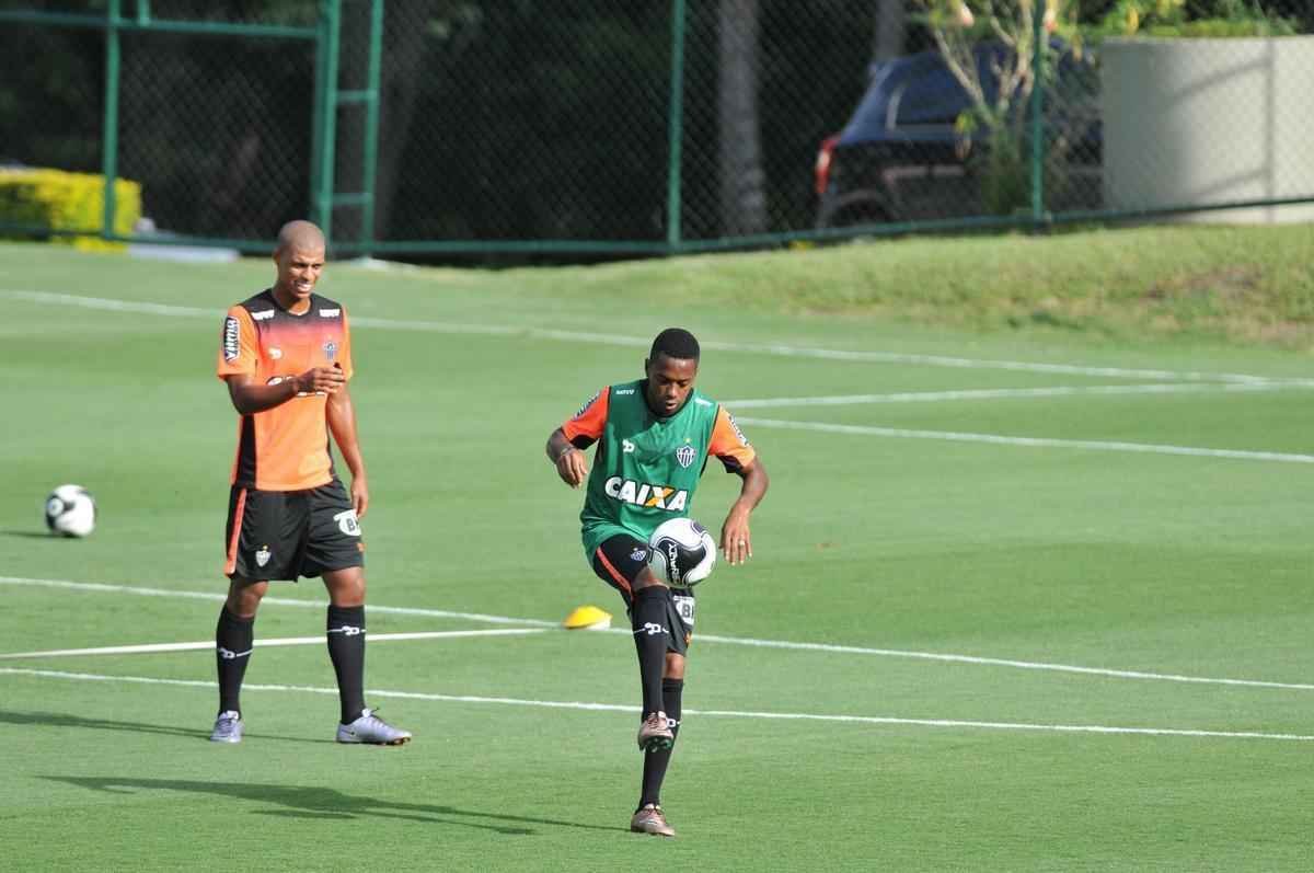 reforado com Jnior Urso e Robinho, Atltico faz treinamento na Cidade do Galo