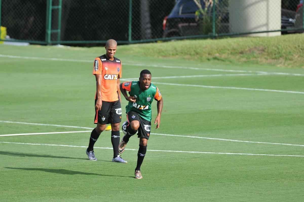 reforado com Jnior Urso e Robinho, Atltico faz treinamento na Cidade do Galo