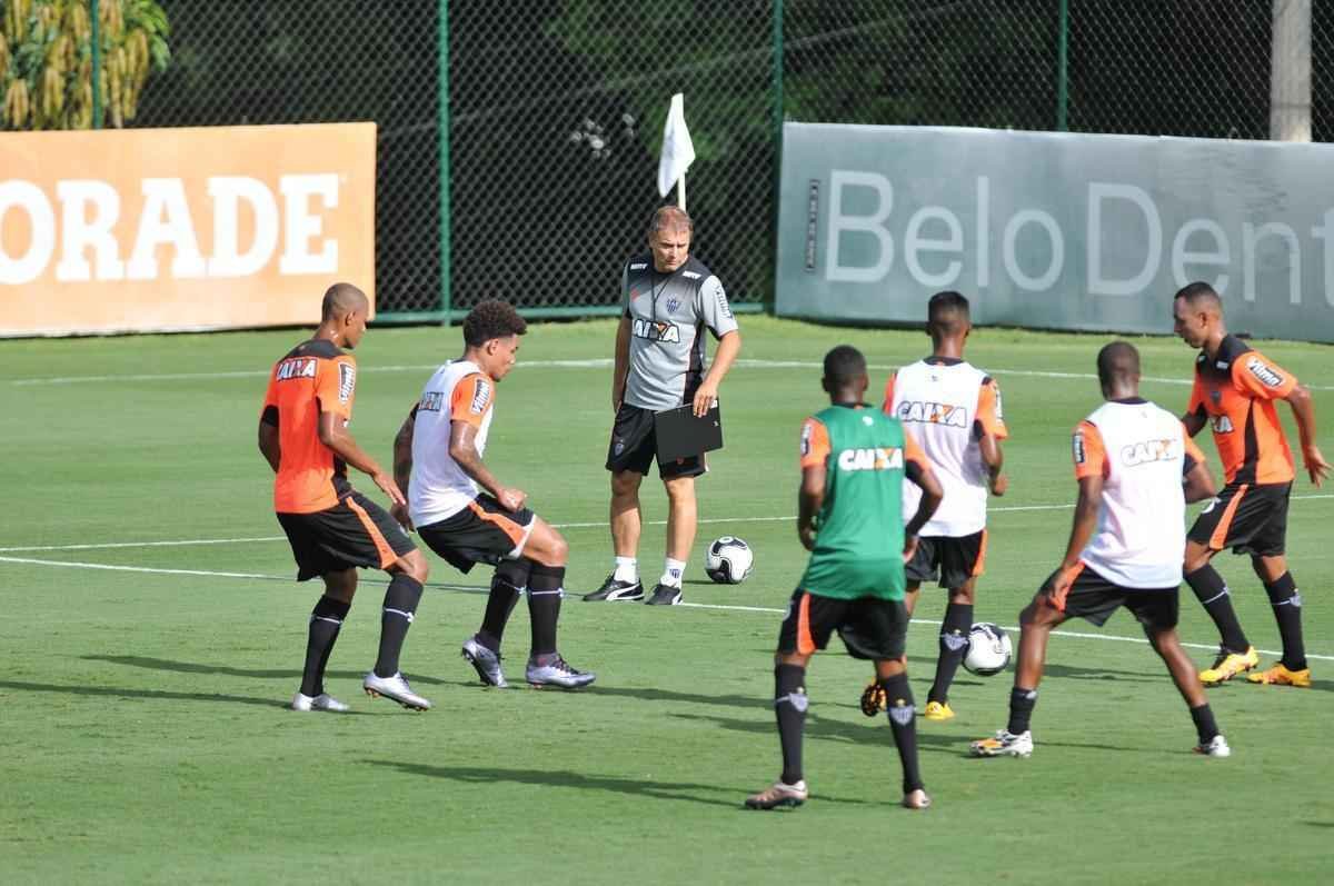 reforado com Jnior Urso e Robinho, Atltico faz treinamento na Cidade do Galo