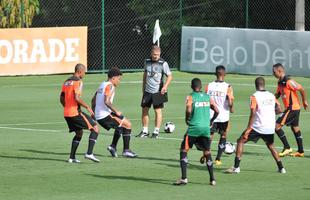 reforado com Jnior Urso e Robinho, Atltico faz treinamento na Cidade do Galo