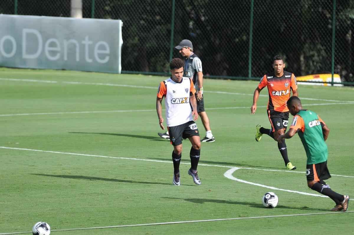 reforado com Jnior Urso e Robinho, Atltico faz treinamento na Cidade do Galo