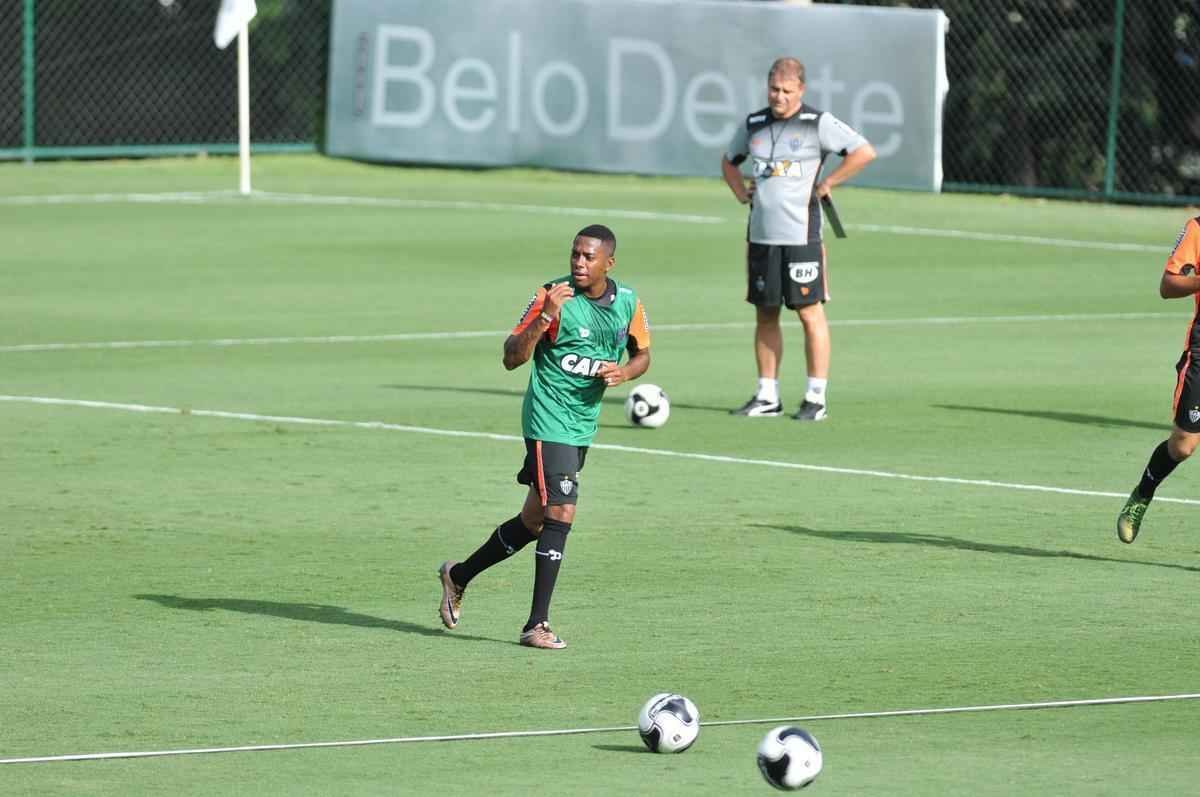 reforado com Jnior Urso e Robinho, Atltico faz treinamento na Cidade do Galo